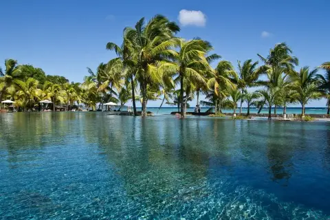 Rajski basen z palmami i turkusową wodą, idealne miejsce na wakacje kiedy na Mauritius.