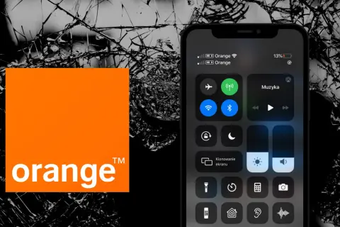 Pomarańczowe logo Orange obok ekranu iPhone'a z włączonymi funkcjami, sugerujące elastyczność i nowoczesność, jak orange flex esim.