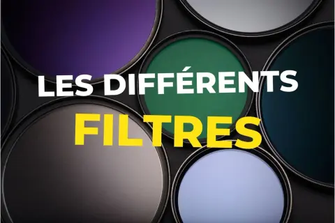 Gros plan sur plusieurs filtres photo de différentes couleurs (violet, vert, bleu, gris) disposés en cercle.