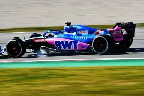 Bolid F1 Alpine z numerem 14 na torze. Zastanawiasz się, ile waży bolid F1? Ten waży minimum 798 kg.