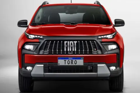 Czerwony Fiat Toro, jeden z nowoczesnych fiat modele, z charakterystycznym grillem i światłami LED.