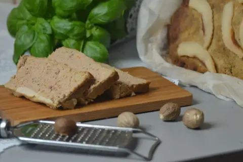 Krojony pasztet z królika, pachnący bazylią i gałką muszkatołową, jak z babcinego przepisu. Obok cała pieczona rolada.