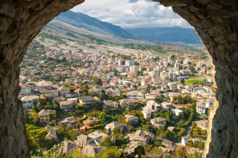 Widok na miasto z kamiennego łuku. Czy Albania jest w UE? To pytanie zadają sobie turyści zwiedzający malownicze krajobrazy.