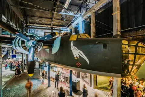 Gdzie znajduje się muzeum powstania warszawskiego? Odkryj lokalizację!