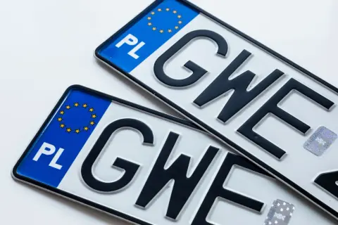 Dwie polskie tablice rejestracyjne z literami "GWE". Czekają na legalną rpz rejestrację.