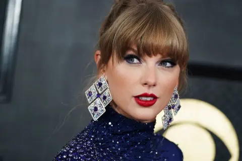 Taylor Swift z olśniewającymi kolczykami i makijażem, zastanawiasz się, ile grammy ma Taylor Swift?