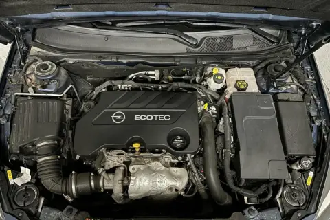 Motor Opel Insignia 2.0 CDTI 170 CV. Se investigan posibles problemas en este motor Ecotec, con turbo visible.