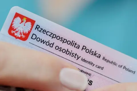 Skan dowodu osobistego RODO. Dokument tożsamości Rzeczypospolitej Polskiej, z godłem i danymi osobowymi.