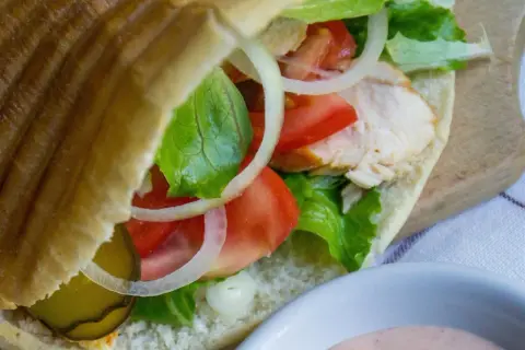 Domowy kebab z kurczakiem, warzywami i sosem.