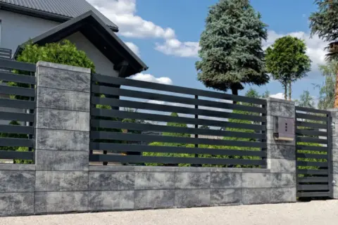 Ile kosztuje płot betonowy? Sprawdź ceny i ukryte koszty montażu