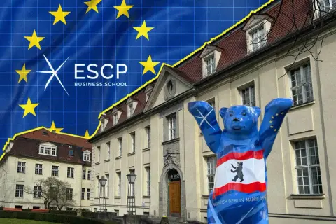 Blauer Buddy Bear vor dem ESCP Business School Berlin Gebäude, mit EU-Flagge im Hintergrund.