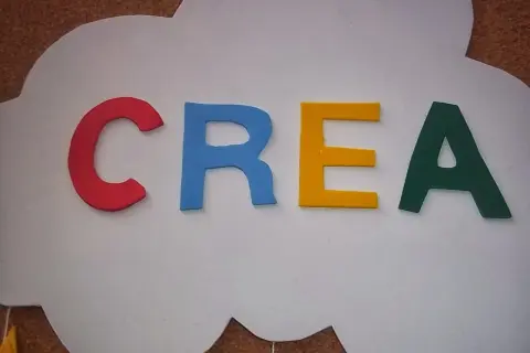 Letras de colores sobre una nube blanca, ideal para nubes manualidades para niños.
