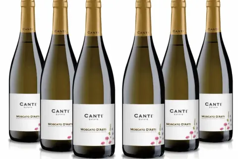Sześć butelek wina Moscato d'Asti z białymi etykietami i złotymi kapslami, ozdobione delikatnymi kwiatami.