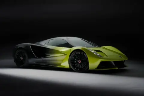 Niesamowity Lotus Evija w jaskrawej zieleni i czerni, z aerodynamicznymi liniami, gotowy do podboju dróg.