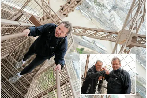 Un homme escalade les marches de la Tour Eiffel, atteignant le 3ème étage. Une vue imprenable sur Paris s'offre à lui.