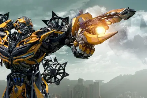 Bumblebee, jeden z robotów Transformers, celuje z działka na tle mglistego miasta i latających maszyn.