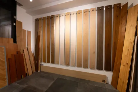 Campione di parquet oliato o verniciato, con diverse tonalità di legno esposte.
