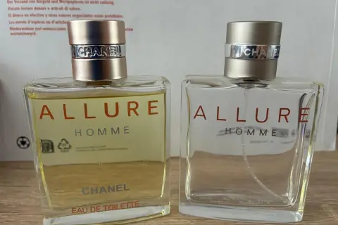 Dwa flakony perfum Chanel Allure Homme. Jeden pełny, drugi prawie pusty. Klasyczny zapach, który dodaje pewności siebie.