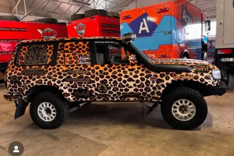 Toyota HDJ 80 preparado con un llamativo diseño de leopardo, listo para la aventura.