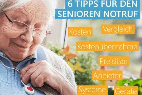 Ältere Dame mit Notrufknopf. 6 Tipps für den Senioren Notruf: Kosten, Vergleich, Kostenübernahme, Preisliste, Anbieter, Systeme, Geräte.