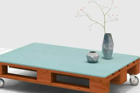 Stolik kawowy z palety, pomalowany na turkusowo, z kółkami. Idealny pomysł, jak zrobić stolik kawowy DIY.