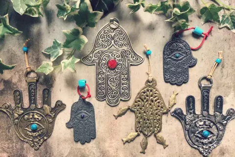 Amulety ręki Fatimy, symbol ochrony przed złem. Co to jest infamia? To amulety, które chronią przed złym okiem.