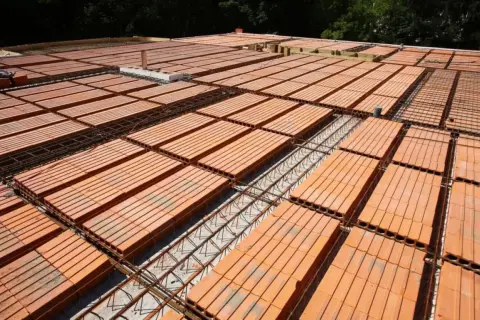 Budowa stropu Teriva: widok na ceglane pustaki i zbrojenie. Widać, ile styropianu na strop Teriva będzie potrzebne do izolacji.