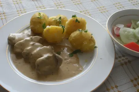 Pyszne mięso w sosie śmietanowym z ziemniakami i surówką. Idealny obiad.
