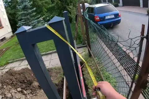 Jak zbudować solidny fundament pod bramę przesuwną bez błędów