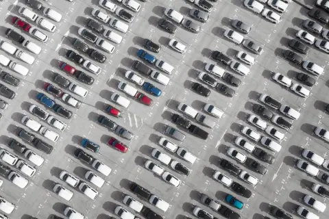 Tani parking przy Okęciu: Jak zacząć podróż bez stresu?