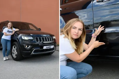 Kvinna pekar på en repa på sin svarta Jeep Cherokee, ett problem som många bilägare känner igen.