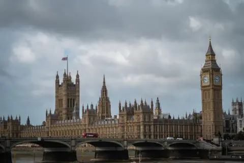 Parlament i Big Ben w Londynie. Zastanawiasz się, ile pieniędzy na 3 dni w Londynie?