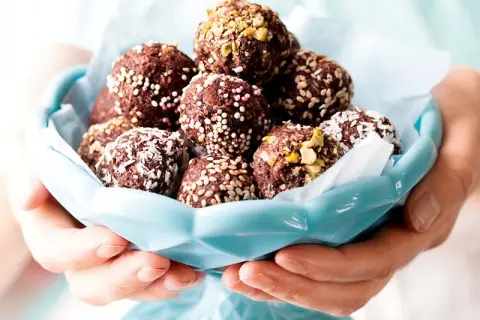 Chokladbollar med kokos, sesamfrön och pistage. Perfekt för att baka utan ugn, inspirerat av Ica.