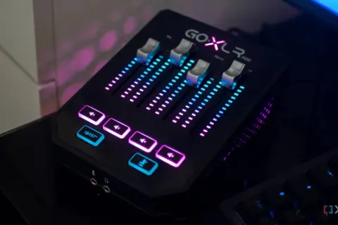 GOXLR MINI mit beleuchteten Schiebereglern und Tasten, bereit für die Steuerung deines Sounds.