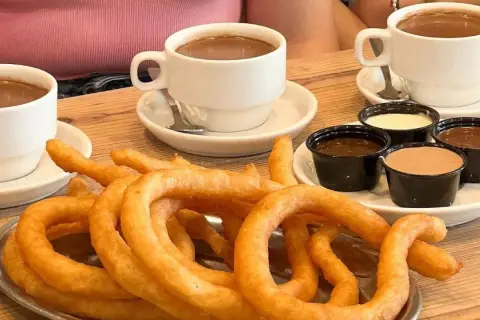 ¿Dónde comer los mejores churros y tejeringos en Málaga?