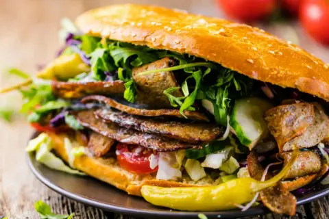 Ile kalorii ma kebab z wołowiny? Zaskakujące fakty o kaloriach