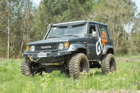 Toyota Land Cruiser preparado para off road, con snorkel y luces LED. Este Nissan Terrano 2 listo para la aventura se ve imponente.