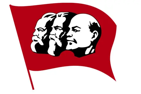 Trzy głowy w profilu na czerwonym tle, symbolizujące ideologię komunistyczną.