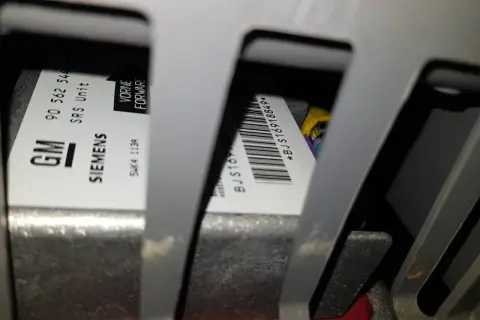 När airbag lampa lyser kan det bero på en felaktig SRS-enhet från Siemens, som syns här.
