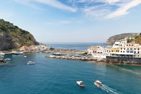 La **marina di Sant'Angelo** è un incantevole borgo di pescatori con case bianche e colorate, barche ormeggiate e il mare blu.