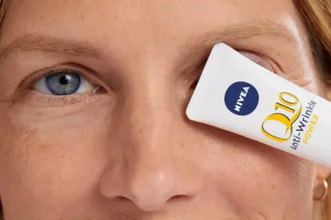 Krem pod oczy Nivea Q10 Anti-Wrinkle Power, który pomaga zredukować kurze łapki.