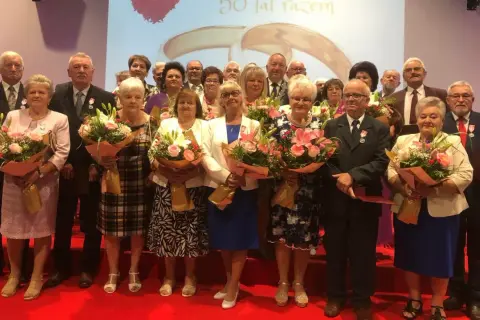 50 lat po ślubie – poznaj znaczenie złotych godów i tradycje