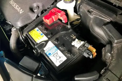 Akumulator Nissan z oznaczeniem "FOR STOP & START" i symbolem Pb. Może to być związane z kaucją za akumulator przy zakupie nowego.
