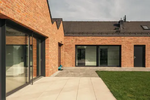 Ile kosztuje murowanie z cegły? Sprawdź ceny i ukryte koszty