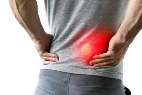 Ból w dolnej części pleców z zaczerwienieniem sugeruje zapalenie nerek. Przyczyny mogą być różne, np. infekcje.
