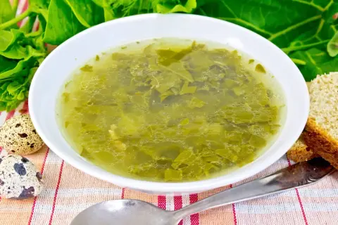 Jak jeść zupę szczawiową bez obaw o nerki? Neutralizuj szczawiany!