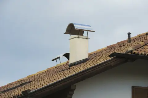 Nowy komin na dachu starego domu. Sprawdź, jaki remont komina w starym domu cena.