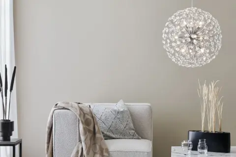 Odkryj, jak wyczyścić żyrandol z kryształkami, by lśnił jak nowy. Elegancki żyrandol w nowoczesnym wnętrzu.
