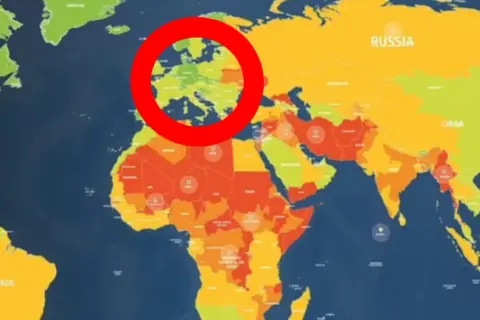 Mapa świata z zaznaczonym na czerwono obszarem Europy. Kolory wskazują poziom zagrożenia, sugerując, które najniebezpieczniejsze miasta w Europie mogą być w strefie ryzyka.