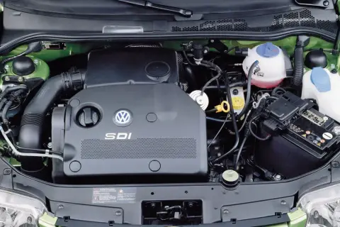 Silnik SDI Volkswagena, z widocznym logo i oznaczeniem, otoczony zielonymi elementami komory silnika.